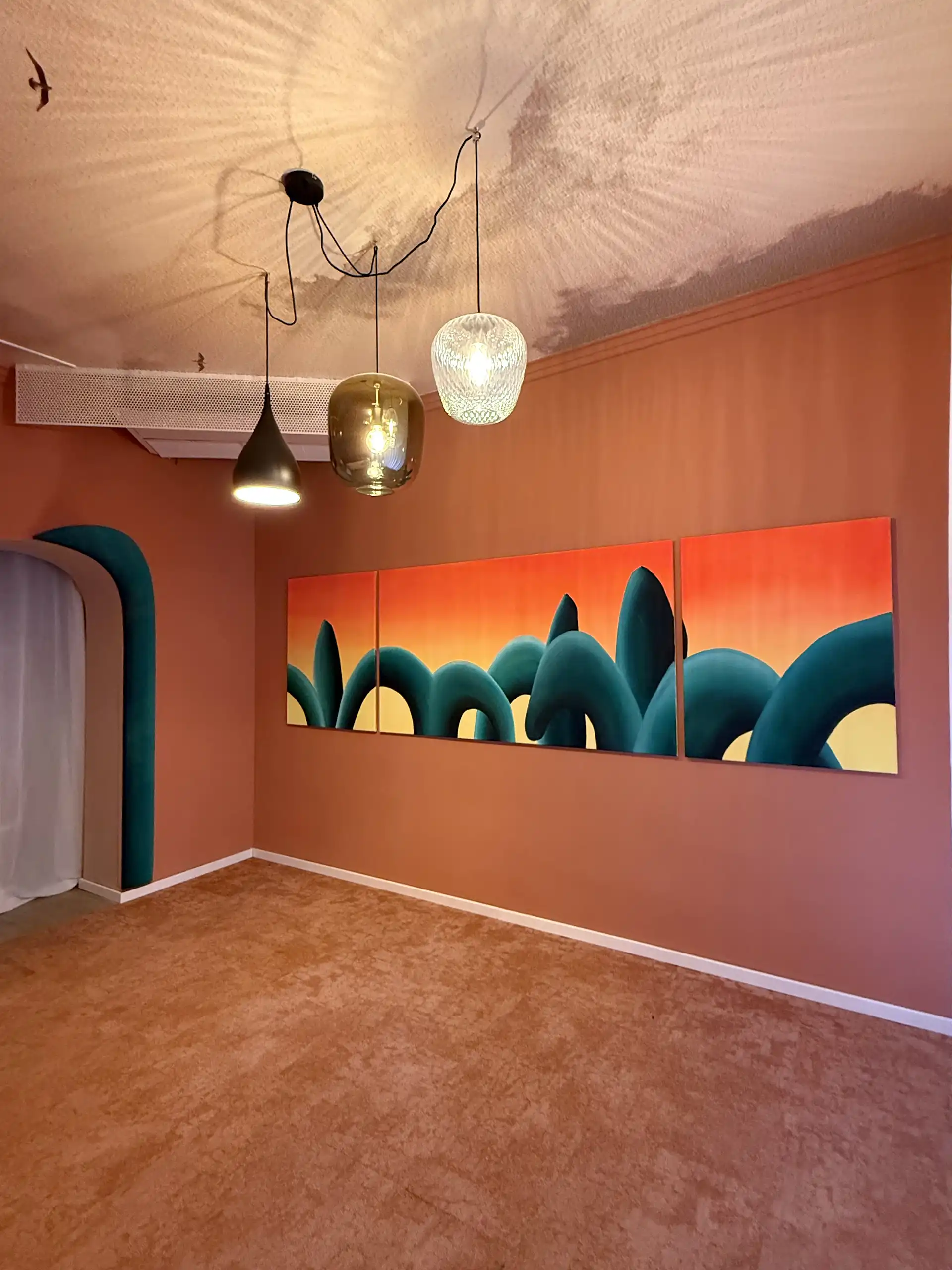 Breites Bild an einer Wand