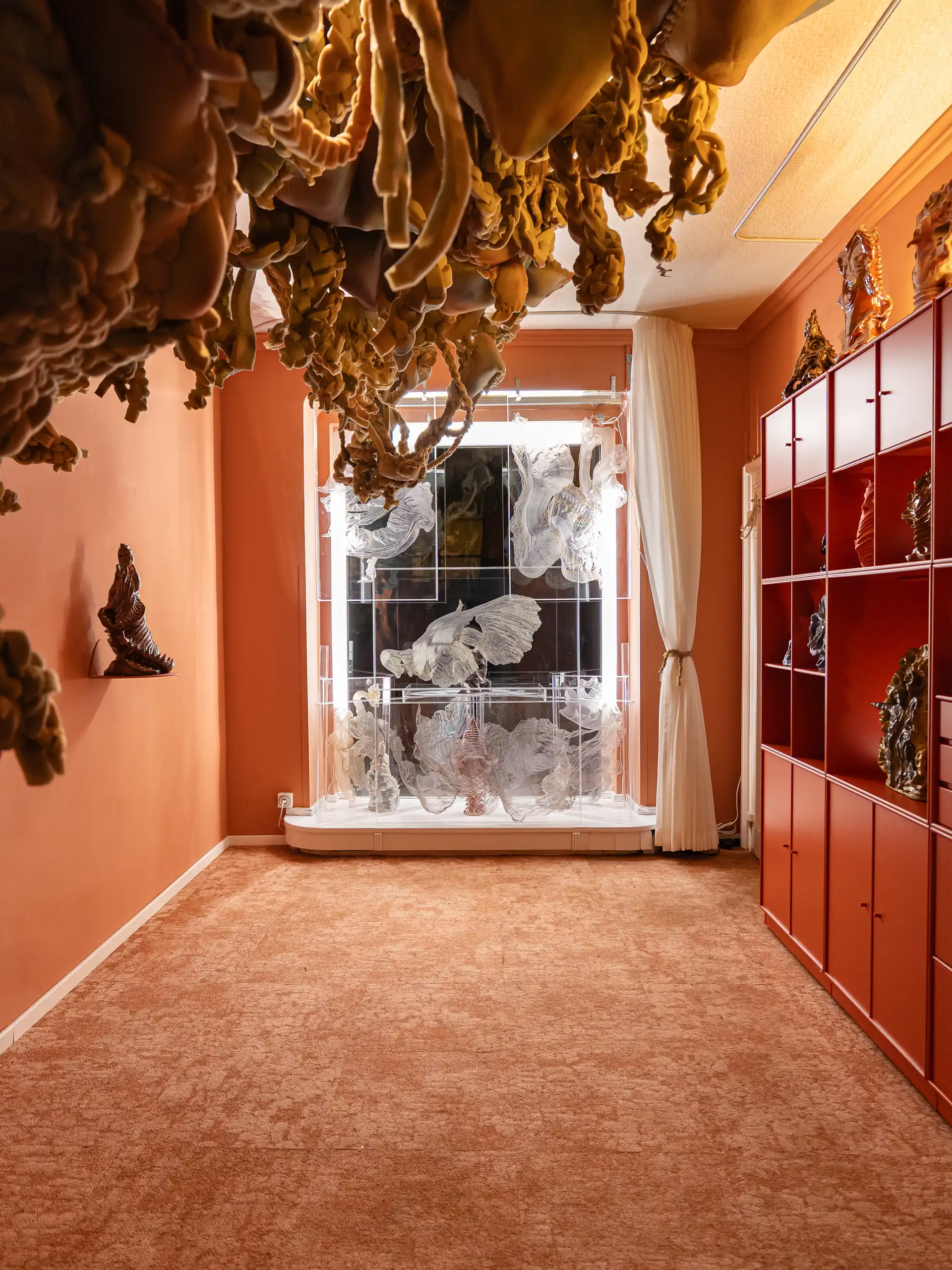 Mehrere Kunstwerke in einem Raum