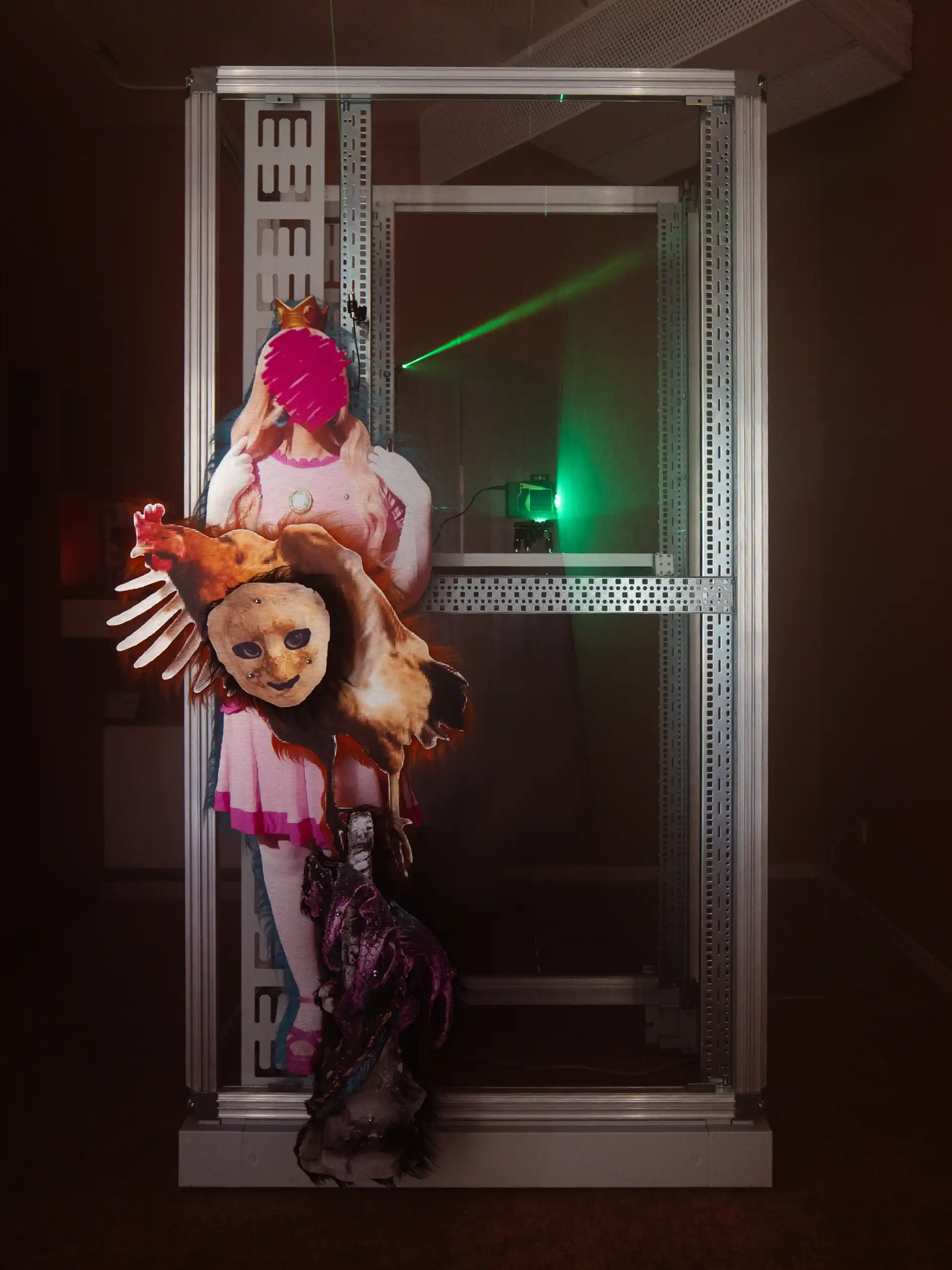 Eine Clownspuppe hängt an einem Metallgestell