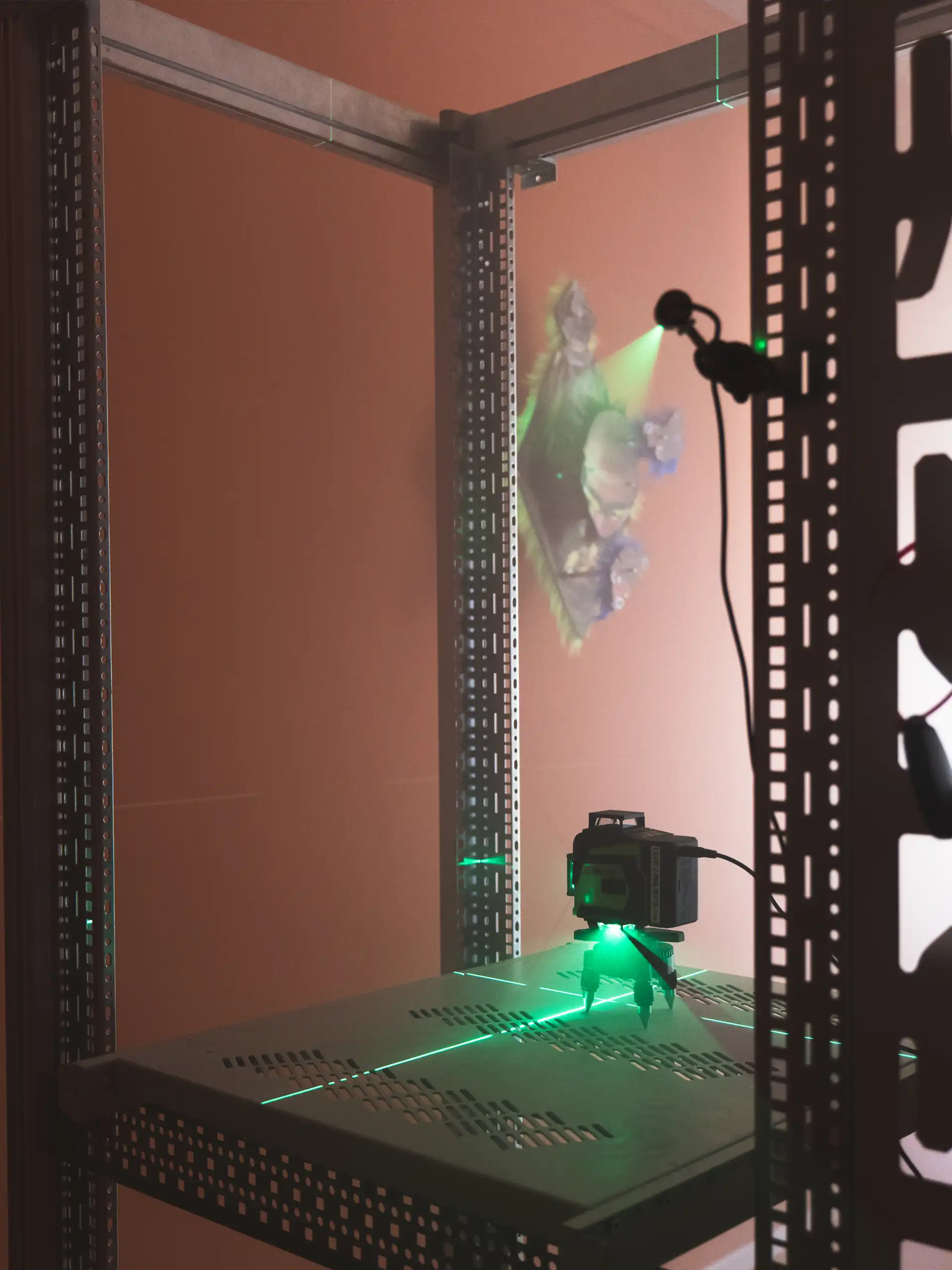  Metallgestell Kunst mit grünen Lasern