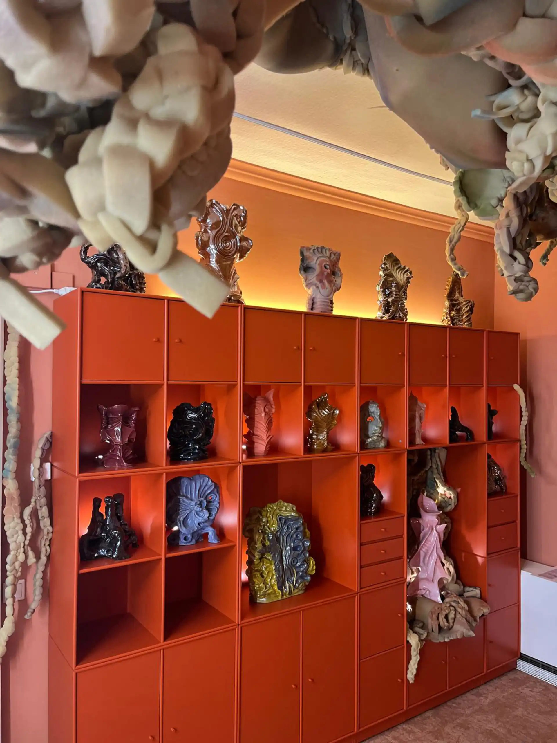 Regak mit diversen kleineren Skulpturen