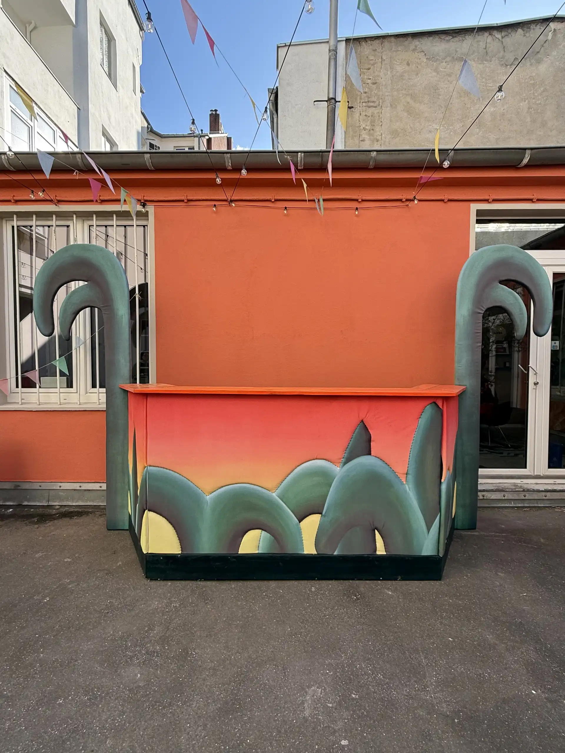 Das Gebäude in welchem die Ausstellung stattfindet, von außen