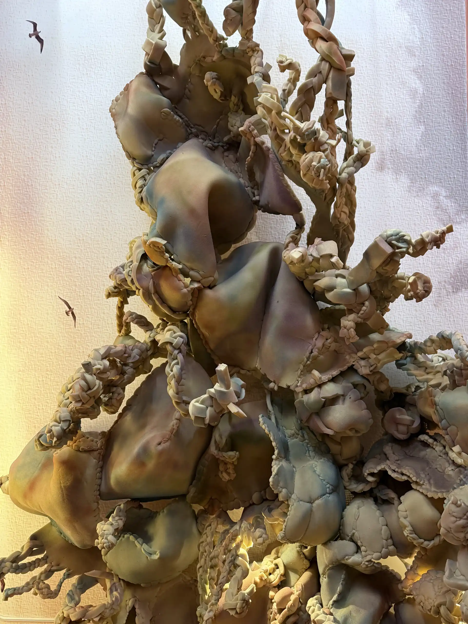 Größere Figur aus gepflochtenen Elementen