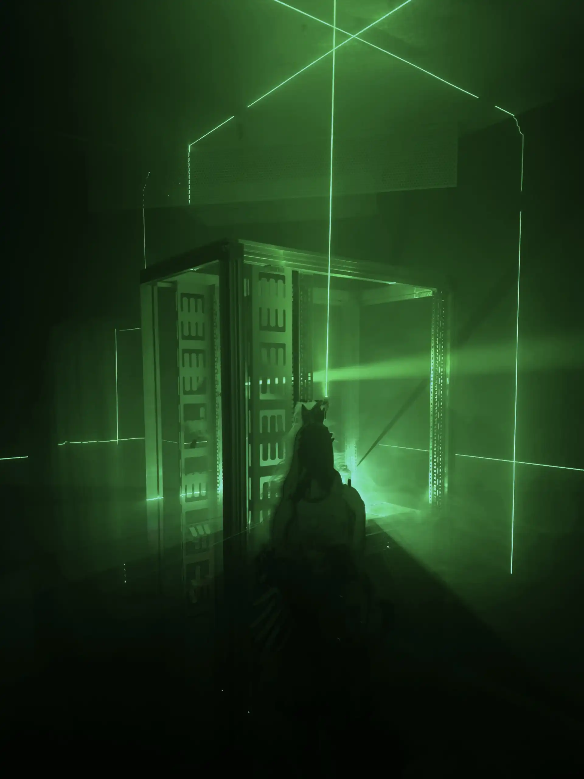 Grüne Laser und Metallkonstruktion