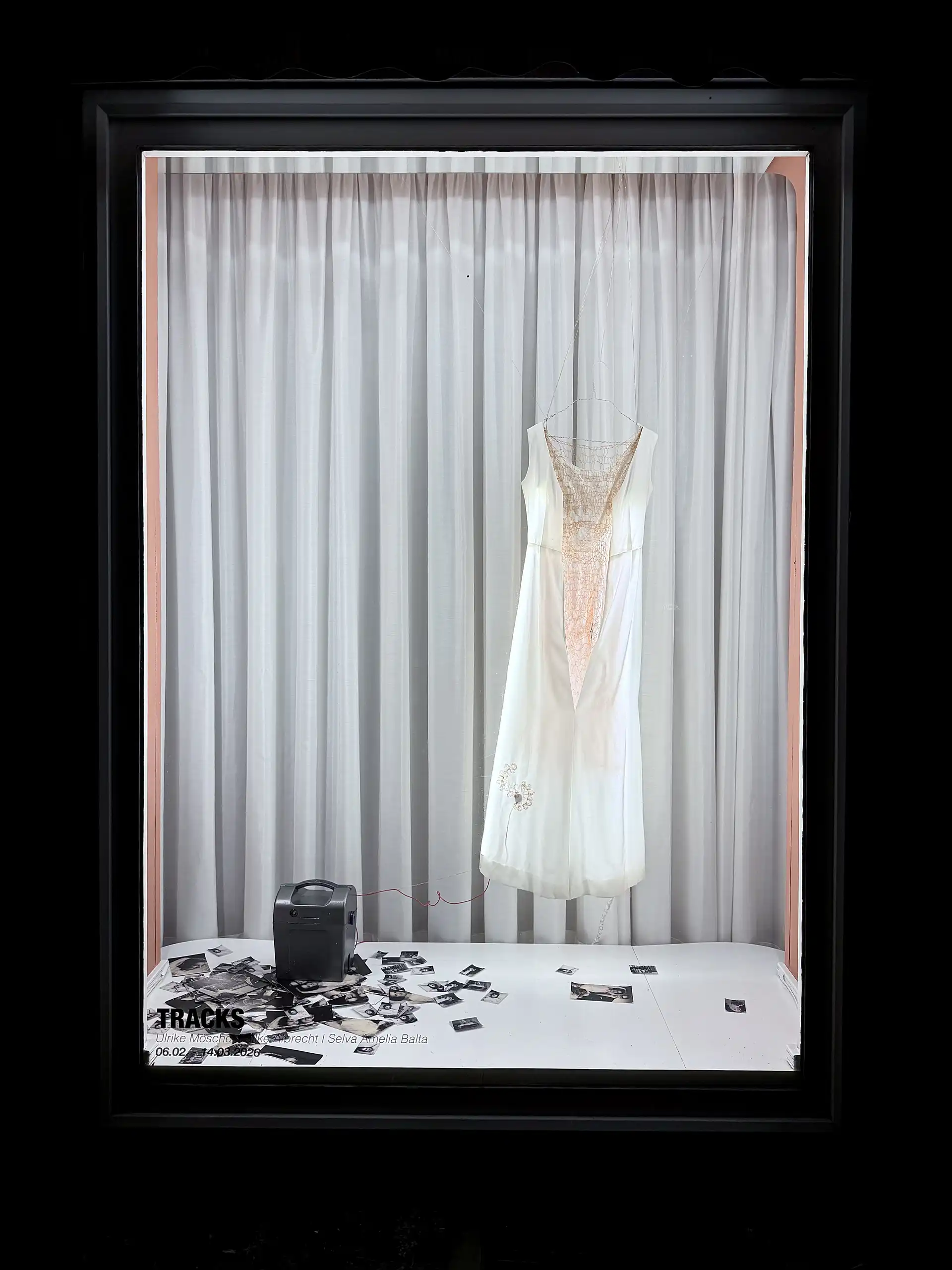 Ein Kunst-Kleid in einem Schaufenster