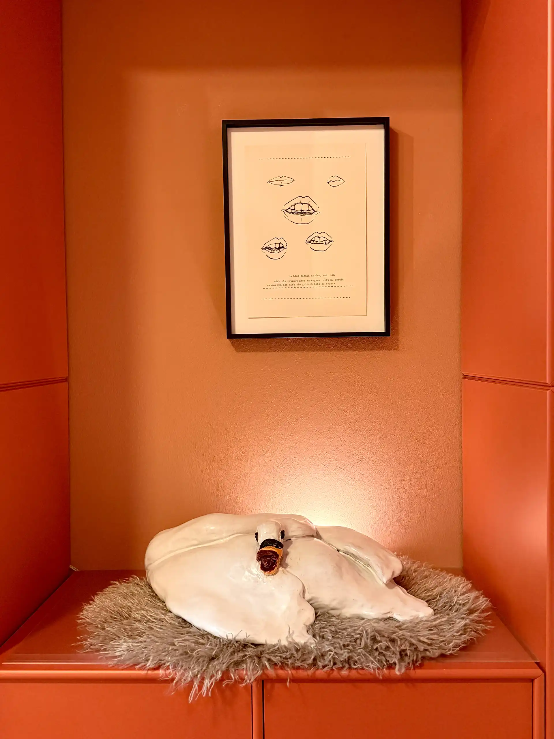 Ein Kunstwerk in einer Schrankwand