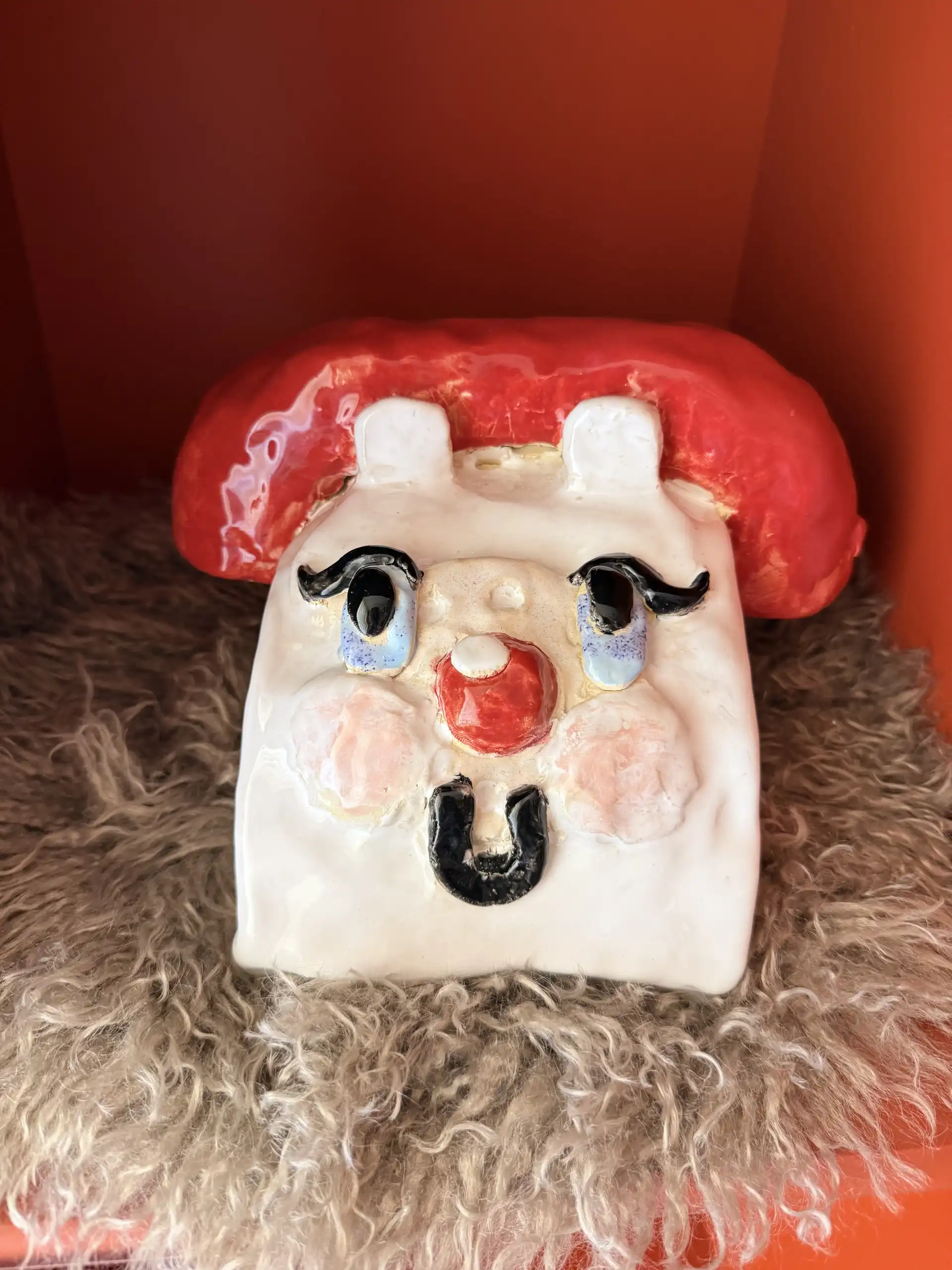 Ein Kunstwerk in einer Schrankwand