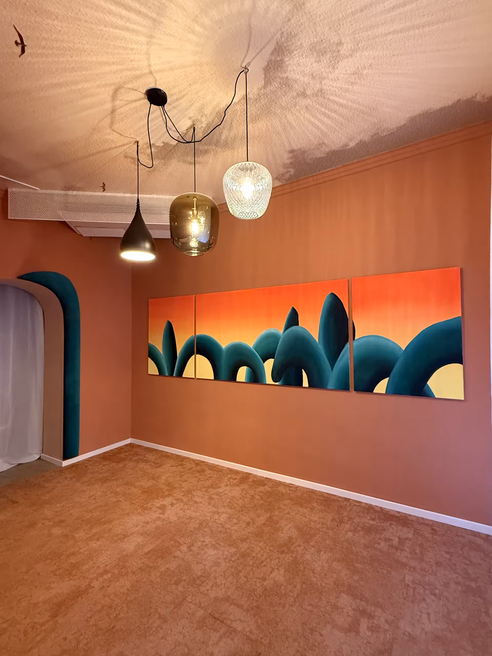 Breites Bild an einer Wand