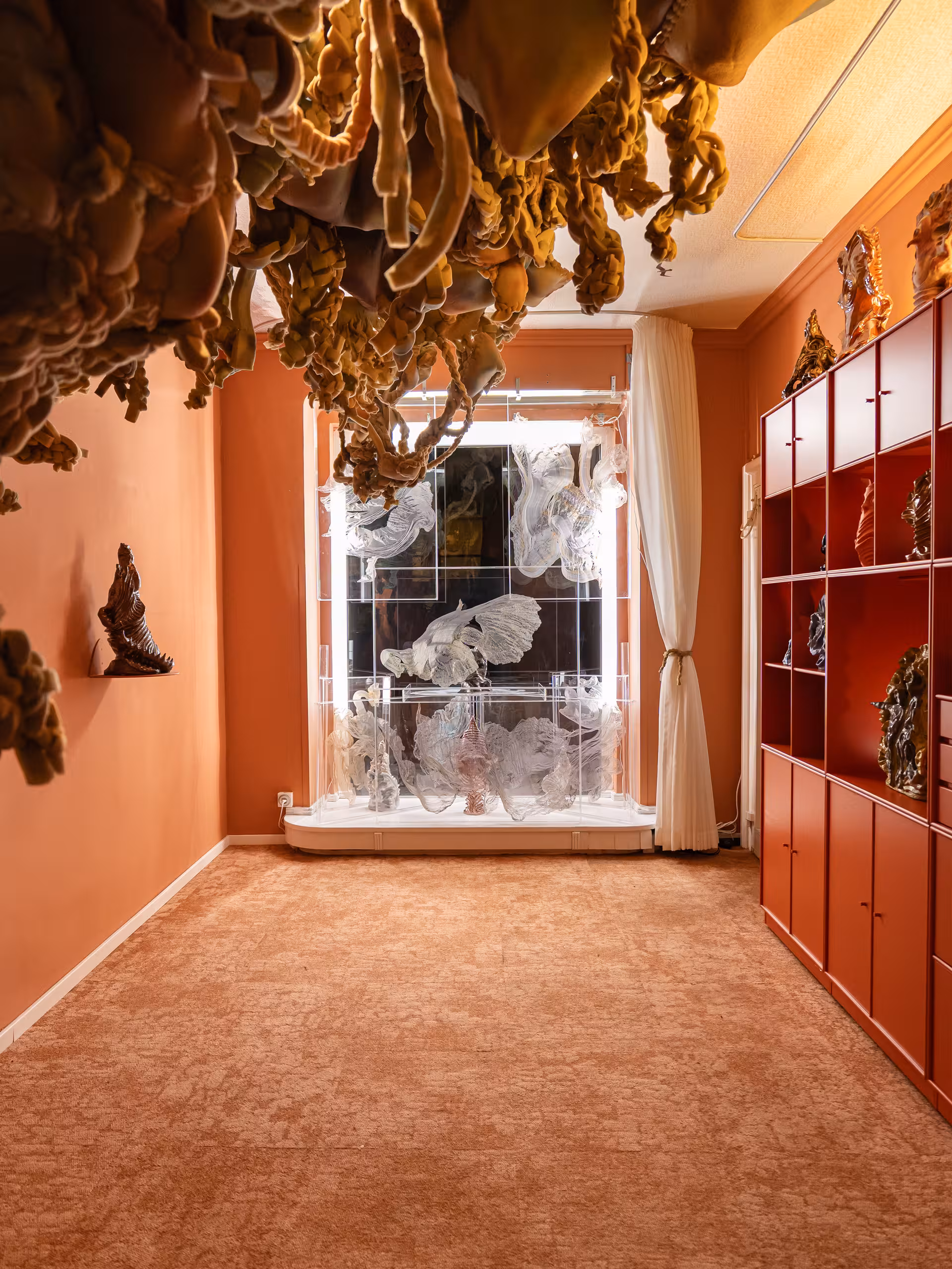 Mehrere Kunstwerke in einem Raum