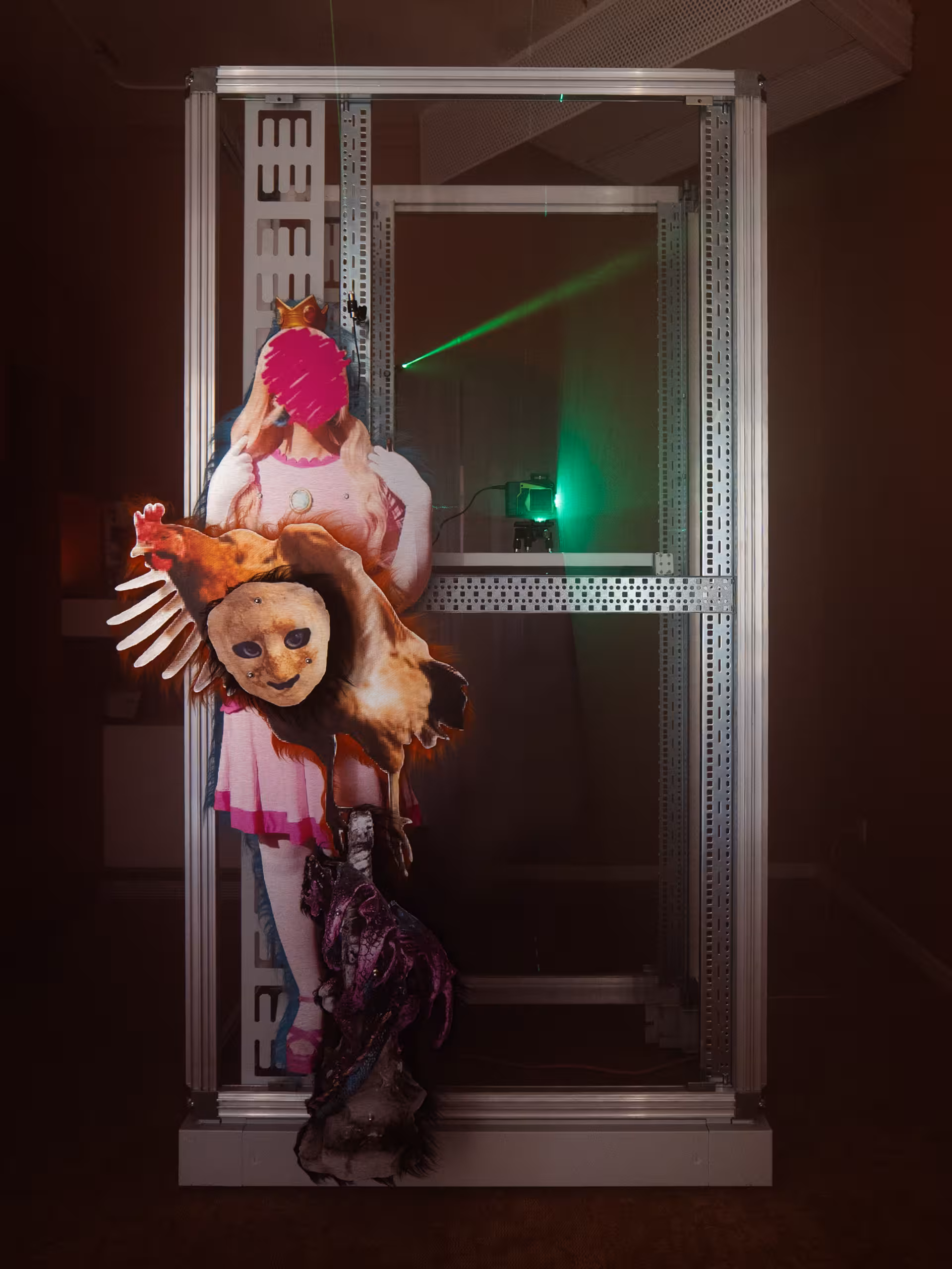 Eine Clownspuppe hängt an einem Metallgestell