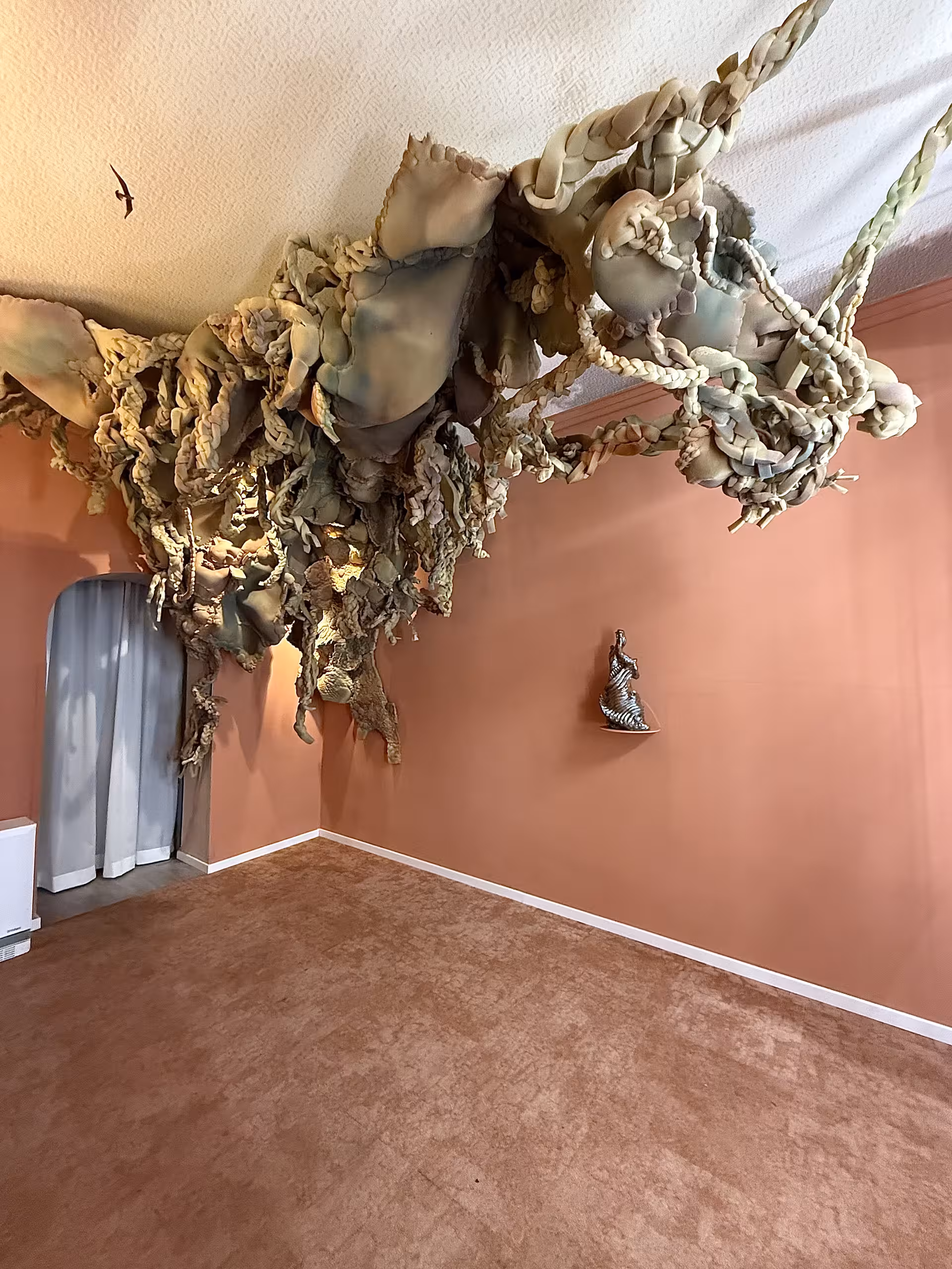 Skulptur welche von der Decke herabhängt