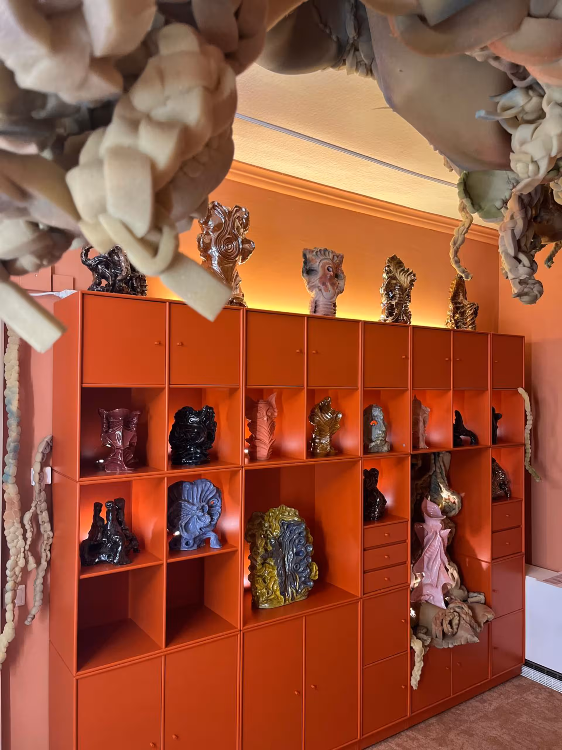 Regak mit diversen kleineren Skulpturen