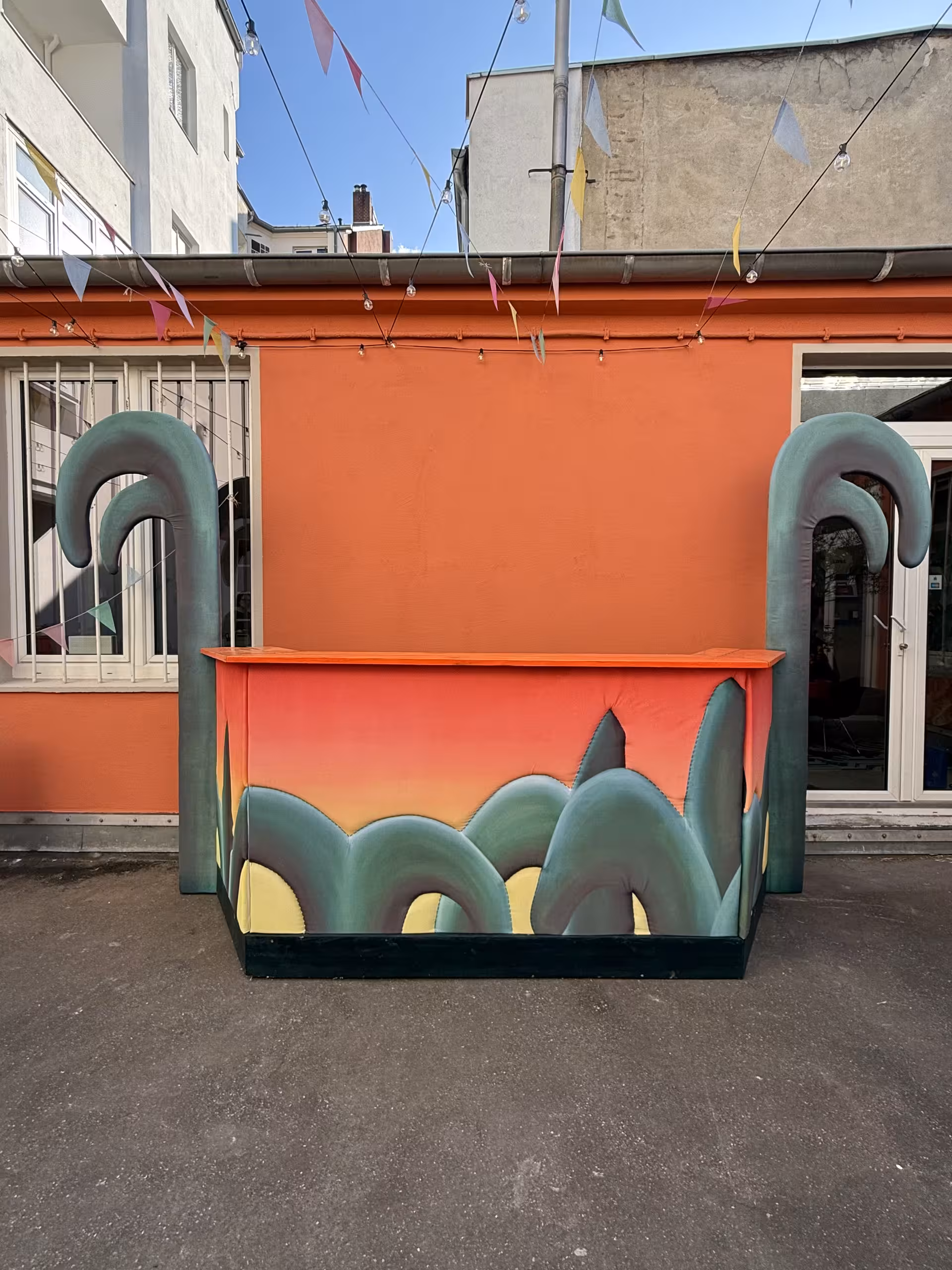 Das Gebäude in welchem die Ausstellung stattfindet, von außen