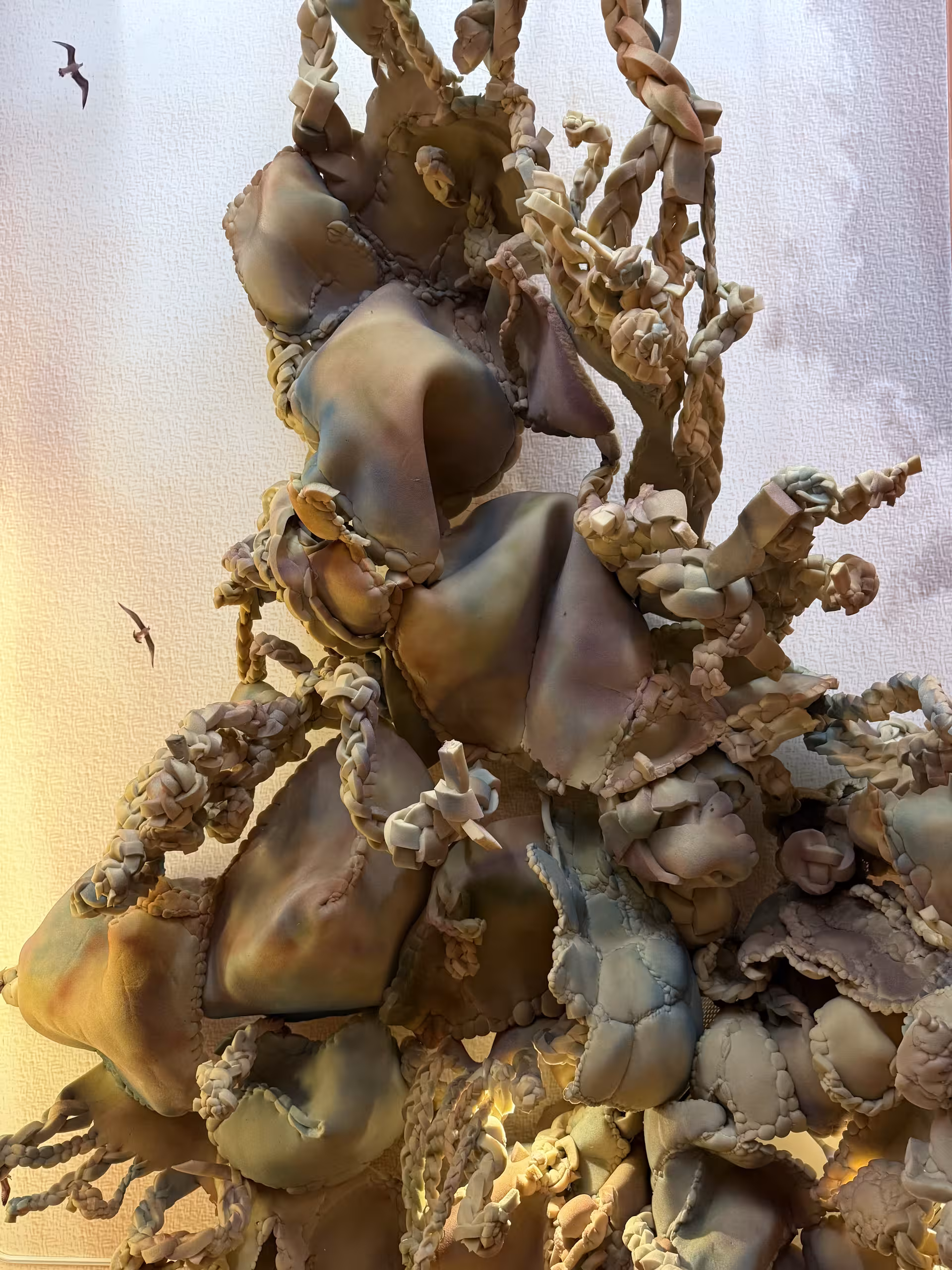 Größere Figur aus gepflochtenen Elementen